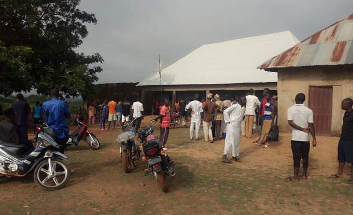 30-year-old man hangs himself in a classroom in Nasarawa (graphic photos) 1 30-year-old man hangs himself in a classroom in Nasarawa (graphic photos) 1