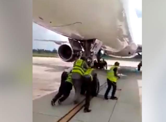Man shares video of Airport officials pushing an airplane 1 Man shares video of Airport officials pushing an airplane 1
