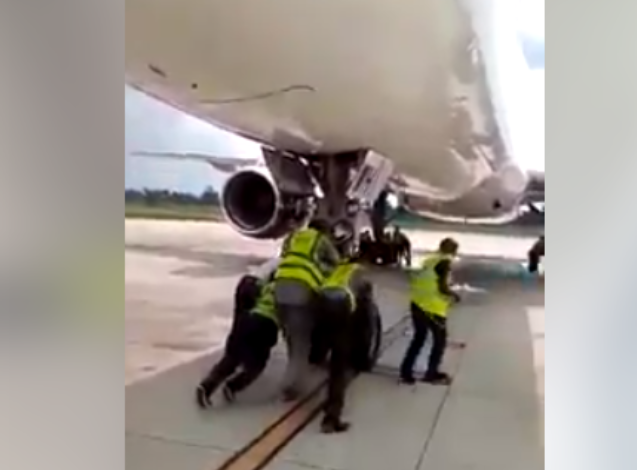 Man shares video of Airport officials pushing an airplane 1