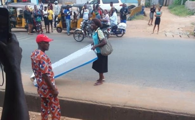 Woman gifts Husband coffin for Father's day 1