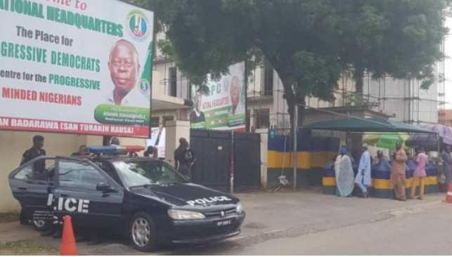 Police seal off APC Headquarters in Abuja 1 Police seal off APC Headquarters in Abuja 1