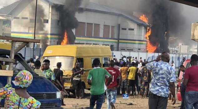 Orile-Iganmu Police Station set ablaze by hoodlums 1 Orile-Iganmu Police Station set ablaze by hoodlums 1