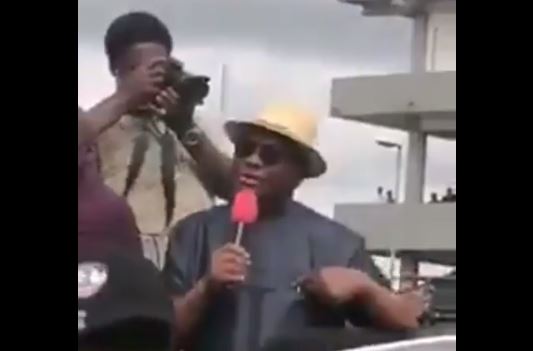 Gov Wike bows to public pressure makes U-turn and joins #EndSARS protesters in Rivers state (video) 1