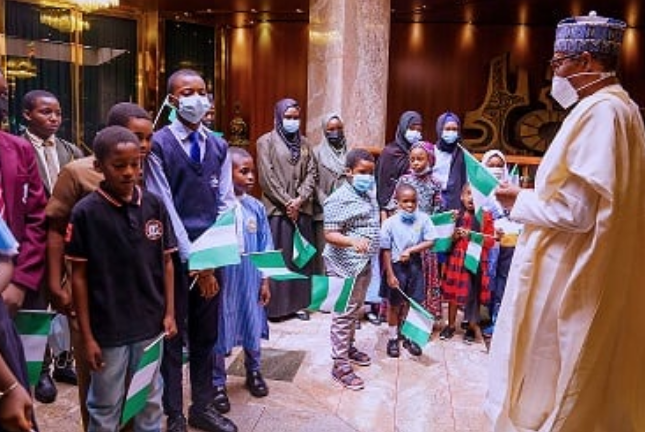 PHOTOS: Buhari celebrates with children at Aso Rock 12