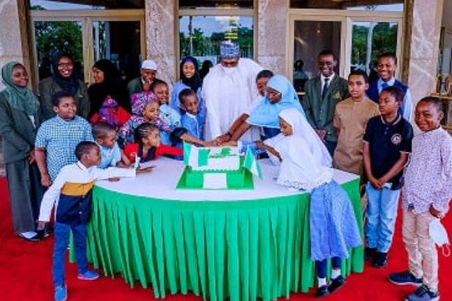 PHOTOS: Buhari celebrates with children at Aso Rock 11